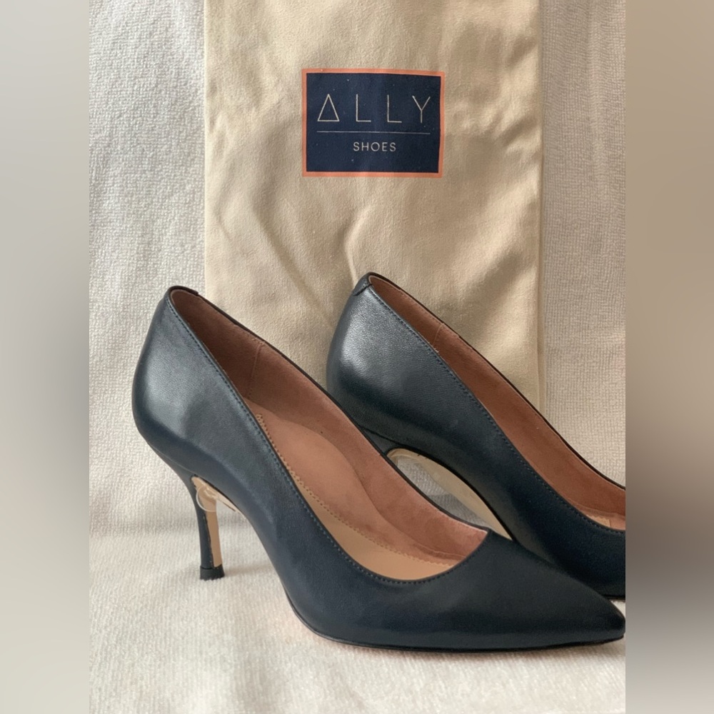 ALLY NYC designer shoes classic 3 inch pumps heels sz 6 $325 NAVY NWT!